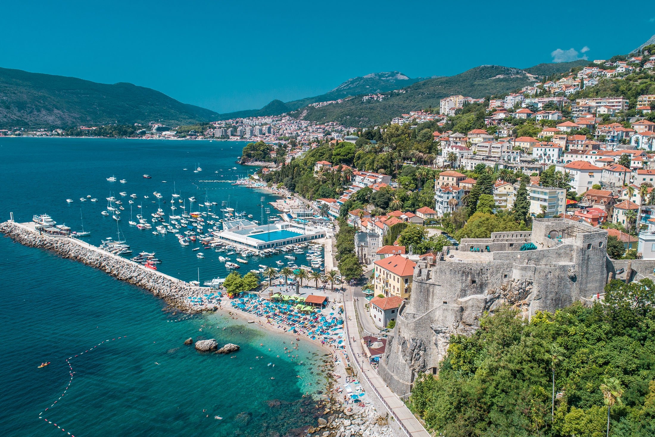 Vila na padini u Herceg Novom sa terasama i pogledom na ulaz u zaliv