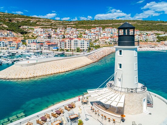 Vila na poluostrvu Luštica sa bazenom i otvorenim pogledom na Jadran